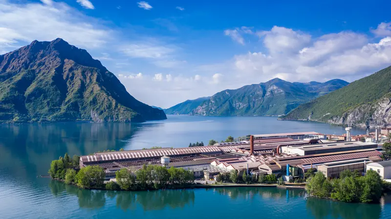 A Lovere la sede principale della Lucchini Rs sul lago d’Iseo - © www.giornaledibrescia.it