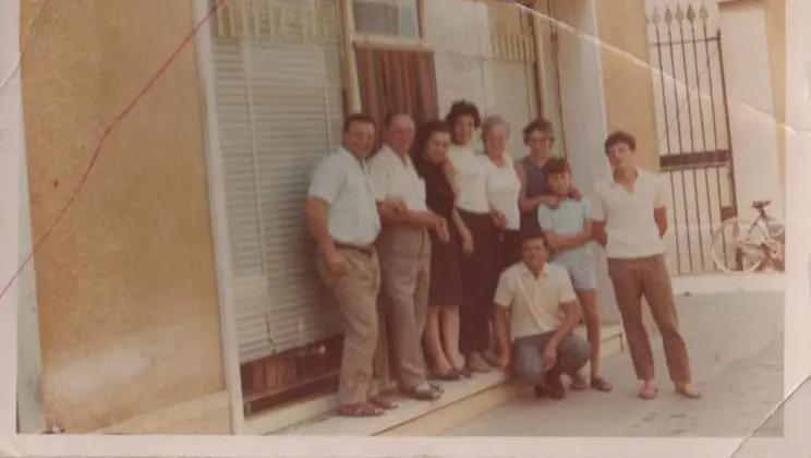 Pietro, August, Iside, Marie e Valerio davanti alla forneria dove lavorava Pietro
