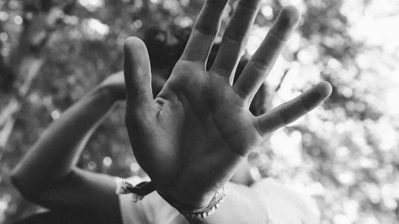 Il cutting in adolescenza dice la fatica di accettare un corpo nemico