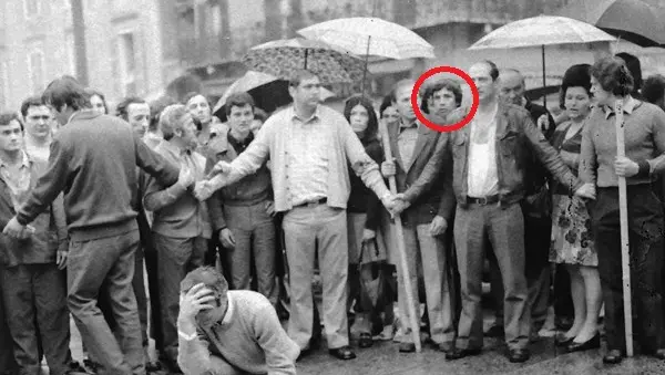 Nel cerchio rosso Toffaloni poco dopo l'esplosione della bomba in piazza Loggia