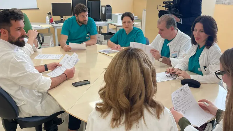 Una riunione tra chirurghi in reparto