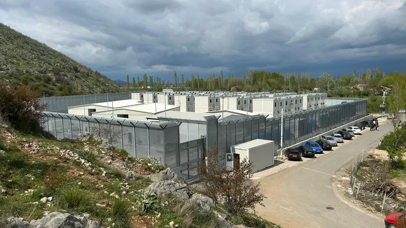 Il centro di permanenza per il rimpatrio di Gjader in Albania - Foto Ansa © www.giornaledibrescia.it