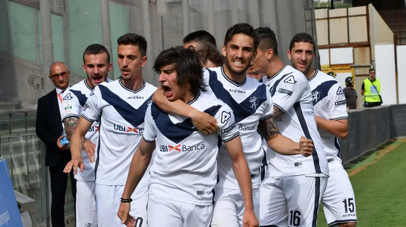 Il primo gol tra i prò di Tonali a Salerno: qui l'abbraccio del suo amico Torregrossa