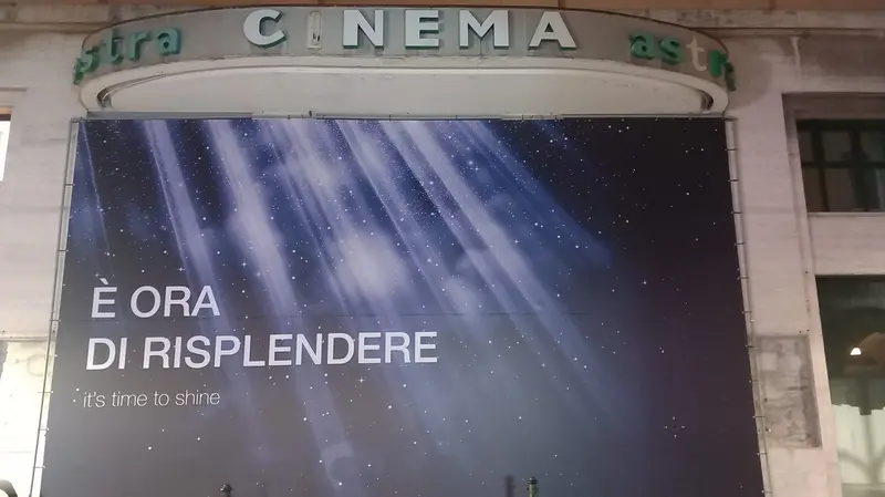 Il cartellone fuori dal cinema ex Astra - © www.giornaledibrescia.it