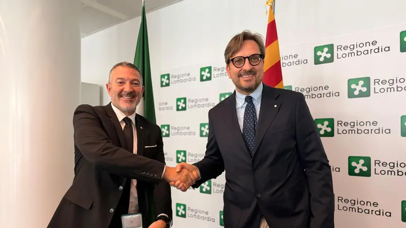 Siglato l'accordo a Milano, il ministro Miquel Sàmper e l’assessore Guido Guidesi