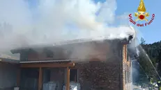 I Vigili del fuoco mentre spengono l'incendio al rifugio