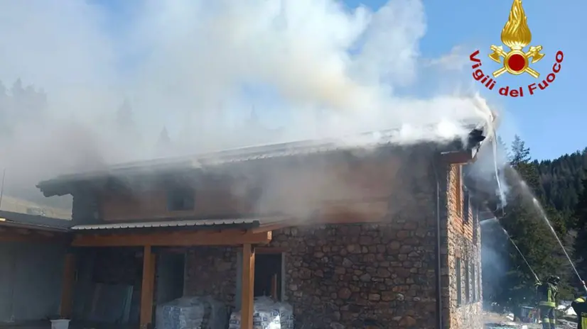 I Vigili del fuoco mentre spengono l'incendio al rifugio