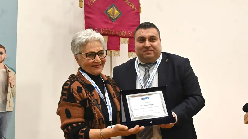 Francesco Piovana consegna la targa alla vedova di Francesco Begni