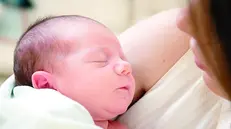 Un bambino insieme alla madre