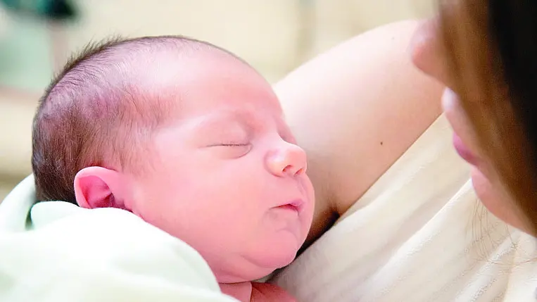 Un bambino insieme alla madre