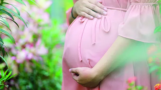 Una donna che aspetta un figlio