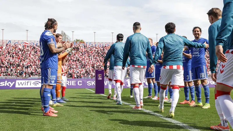 Il pasillo de honor prima del calcio d'inizio - Foto New Reporter © www.giornaledibrescia.it