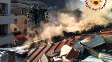 L'intervento dei Vigili del fuoco sul tetto dell'edificio in fiamme