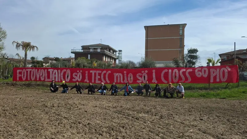 Lo striscione contro l'agrivoltaico a Fornaci