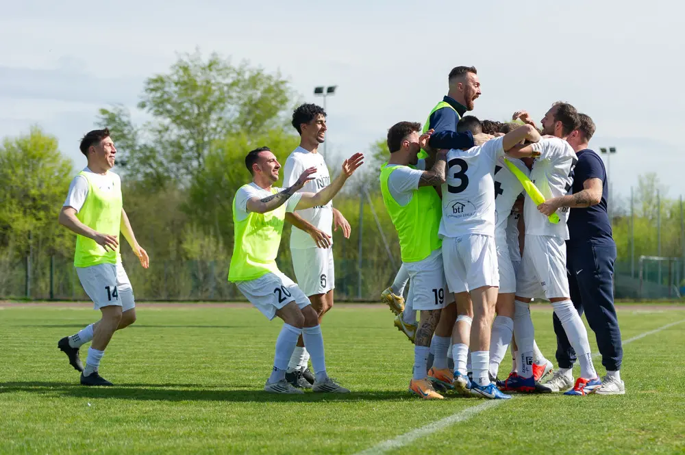 Seconda categoria: gli scatti di Gsr-Cortefranca e la festa per la promozione