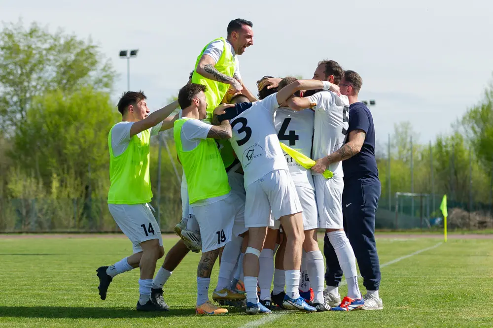 Seconda categoria: gli scatti di Gsr-Cortefranca e la festa per la promozione