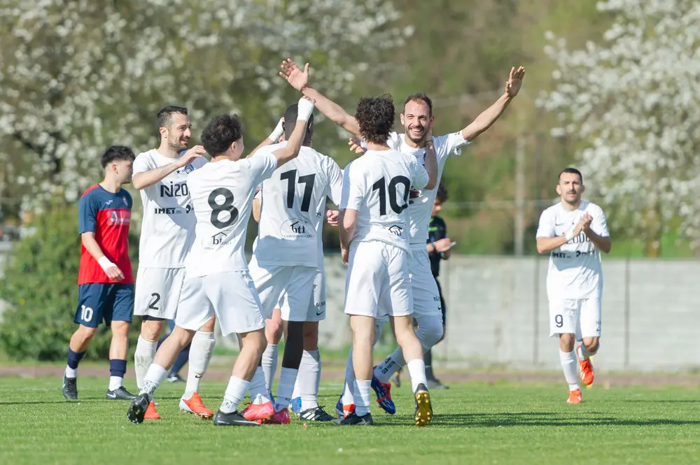 Seconda categoria: gli scatti di Gsr-Cortefranca e la festa per la promozione