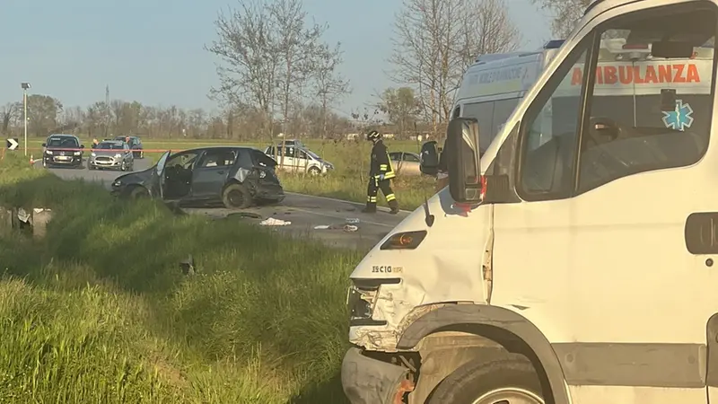 Lo scontro tra l'auto e il furgone a Orzinuovi - © www.giornaledibrescia.it