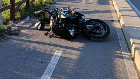 La moto dopo l'incidente - © www.giornaledibrescia.it