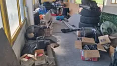 Il materiale stoccato irregolarmente - © www.giornaledibrescia.it