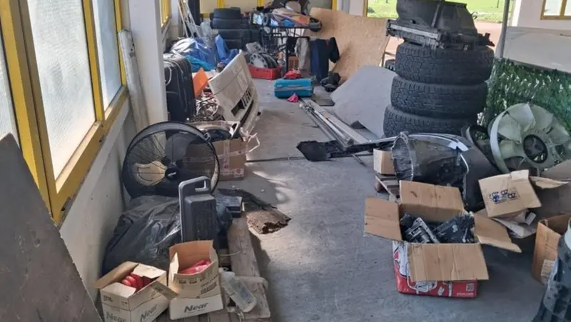 Il materiale stoccato irregolarmente - © www.giornaledibrescia.it