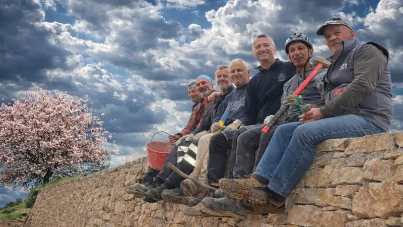 I volontari impegnati nella ricostruzione dei muretti a secco