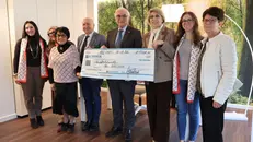 L'assegno consegnato all'Angolo solidale Ail