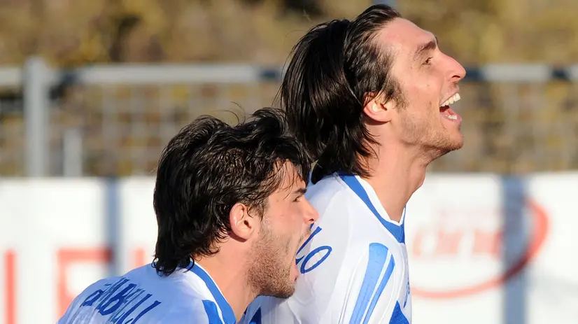 Una bella esultanza di Caracciolo e Zambelli, due icone del Brescia