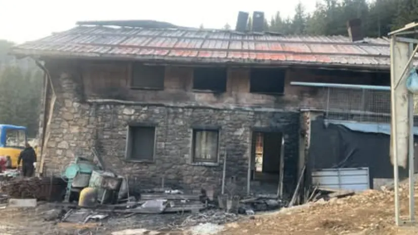 I danni al rifugio Valsorda causati dalle fiamme - © www.giornaledibrescia.it