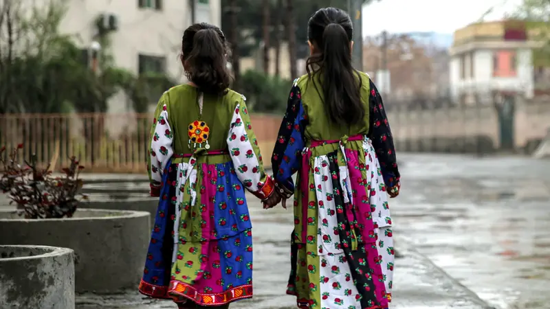 Due bambine afghane - Foto Epa/Samiullah Popal © www.giornaledibrescia.it