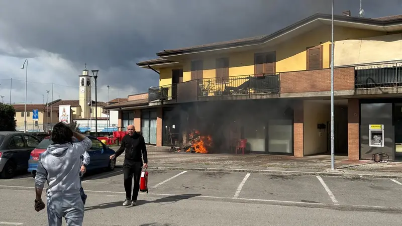 Le fiamme alla pizzeria di Maclodio - © www.giornaledibrescia.it