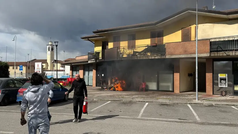 Le fiamme alla pizzeria di Maclodio - © www.giornaledibrescia.it