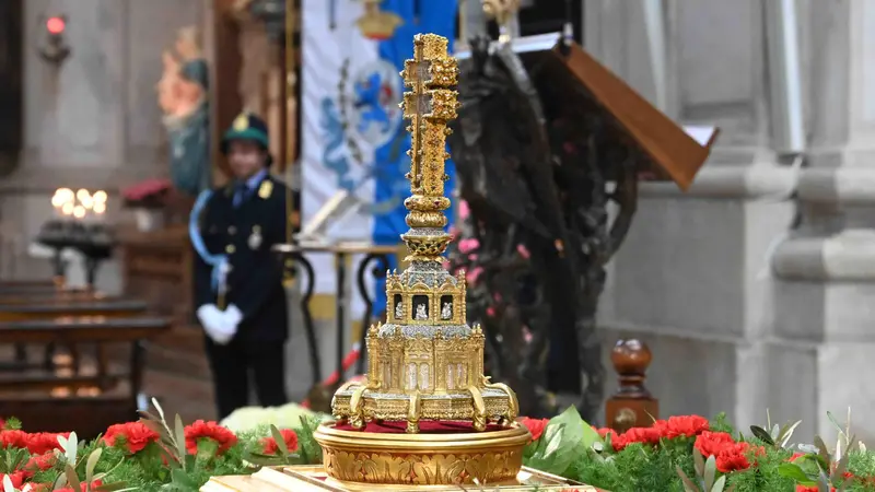 La Santa Croce esposta in Duomo - Foto Marco Ortogni/Neg © www.giornaledibrescia.it