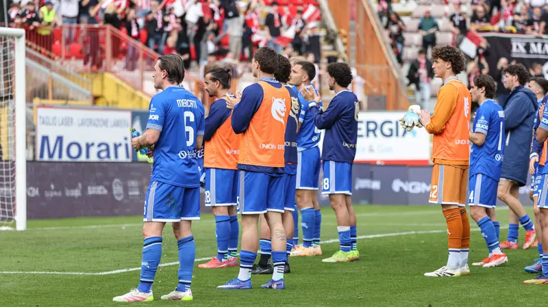 I giocatori sotto lo spicchio di tifosi bresciani a Vicenza - Foto New Reporter Nicoli © www.giornaledibrescia.it