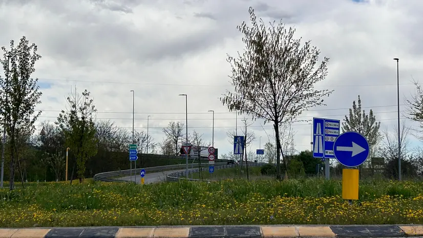 A Rezzato le rotonde di via Paolo IV sono state finalmente illuminate