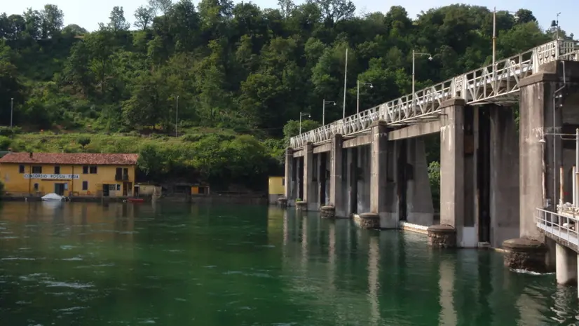 La struttura che sorge a Sarnico, in uscita dal lago d’Iseo, con la ripresa del fiume Oglio