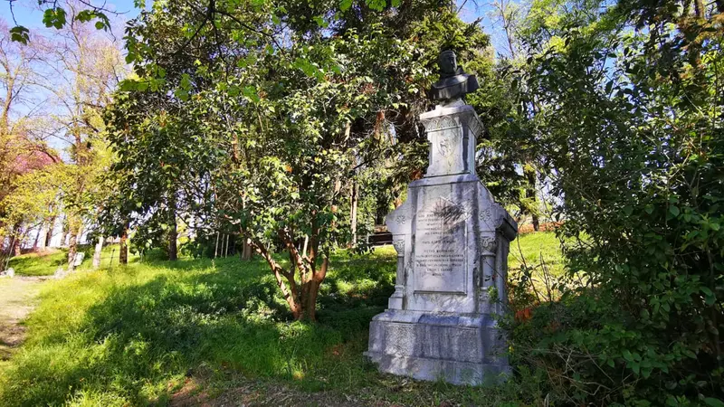 Il busto di padre Maurizio Malvestiti lungo via del Castello © www.giornaledibrescia.it