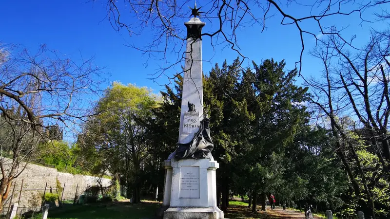 L'obelisco dedicato ai Martiri delle Dieci Giornate in Castello © www.giornaledibrescia.it
