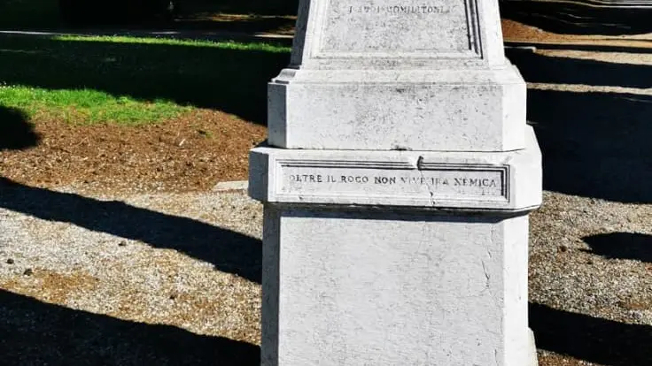 Dettaglio del cenotafio del Nugent con il verso del Monti: «Oltre il rogo non vive ira nemica» © www.giornaledibrescia.it