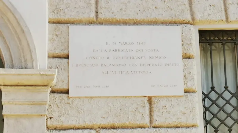 Corso Magenta: il dettaglio della lapide che ricorda la barricata di San Barnaba - © www.giornaledibrescia.it
