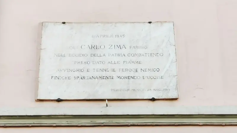 Un dettaglio della lapide commemorativa di Carlo Zima © www.giornaledibrescia.it