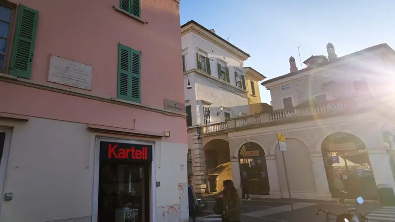 Via Vittorio Emanuele II: la lapide che ricorda il sacrificio di Carlo Zima © www.giornaledibrescia.it