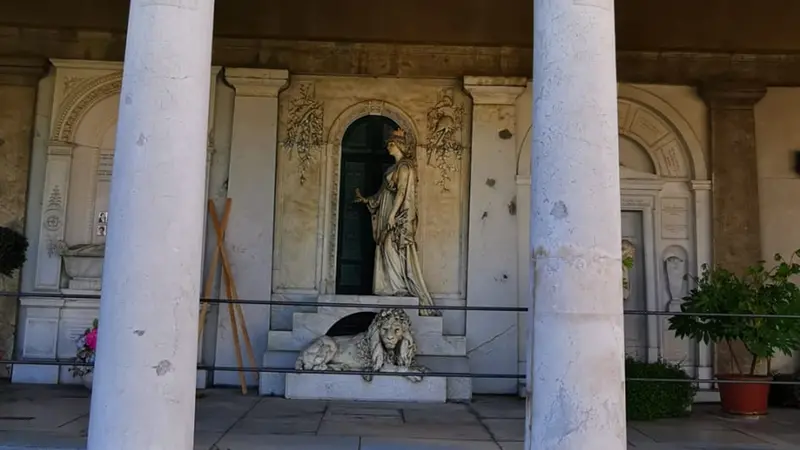 La tomba dei Prodi bresciani, accanto al Famedio del Vantiniano © www.giornaledibrescia.it