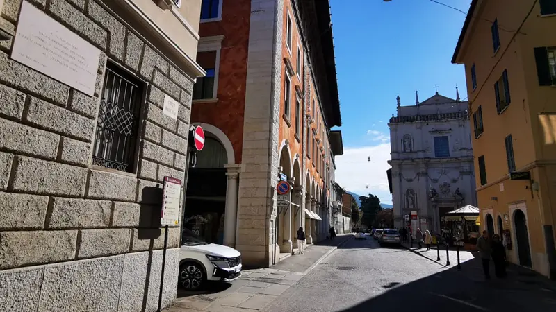 Corso Magenta: in alto a sinistra la lapide che ricorda la barricata di San Barnaba © www.giornaledibrescia.it