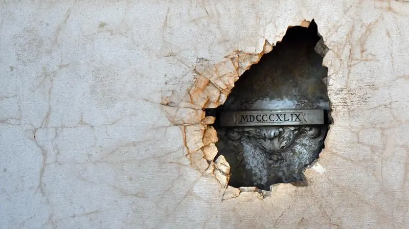 Una delle cannonate nel Salone Vanvitelliano di Palazzo Loggia con l'anno 1849 inciso in numeri romani - Foto New Reporter Favretto © www.giornaledibrescia.it