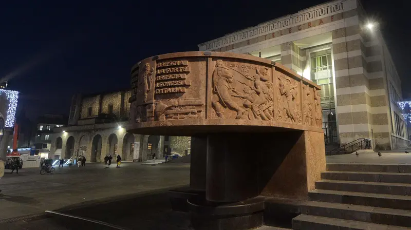 L'arengario di piazza Vittoria: in primo piano la scena dedicata alle Dieci Giornate - Foto Ortogni / Neg © www.giornaledibrescia.it