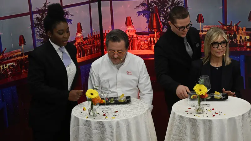 Gli studenti di sala con chef Cerveni e la conduttrice Clara Camplani - Foto New Reporter Favretto © www.giornaledibrescia.it