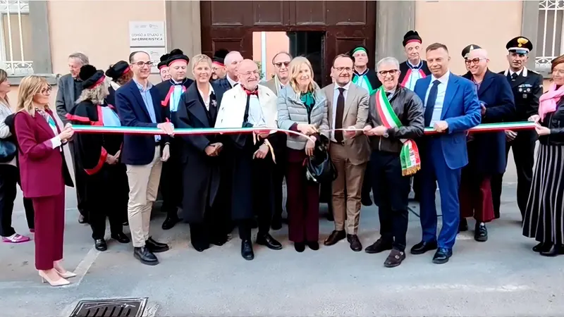 Il taglio del nastro per inaugurare Palazzo Zattini