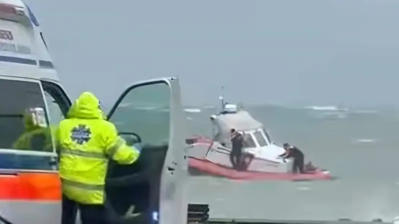 Le operazioni di soccorso sul lago di Garda per onde e forte vento © www.giornaledibrescia.it