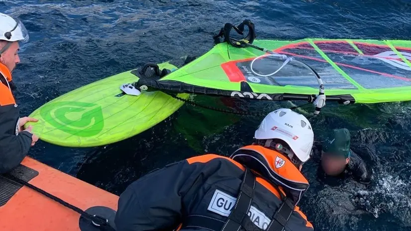 Tre i windsurfisti soccorsi